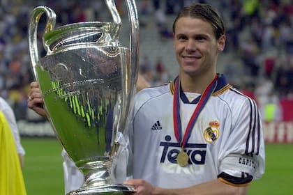 Fernando Redondo, capitán de Real Madrid, festeja la obtención de la Liga de Campeones de Europa 99/00, al vencer 3-0 a Valencia