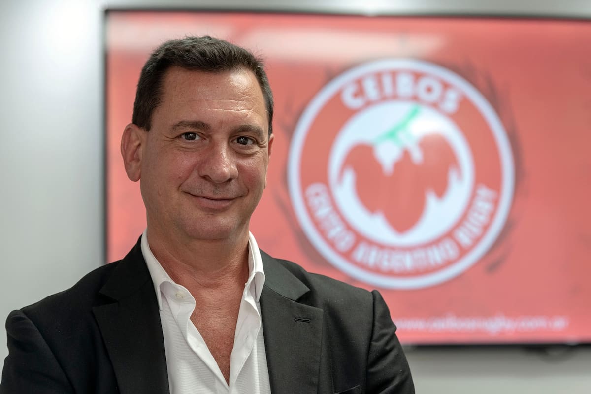 Fernando Riccomi, en una de sus oficinas, con el logo del equipo que participaba en la Superliga Americana; ahora irá a juicio con la UAR