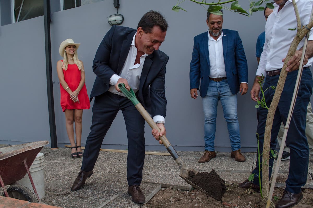 Fernando Riccomi planta un ceibo en la puerta del vestuario de Tala, que albergará a la franquicia argentina