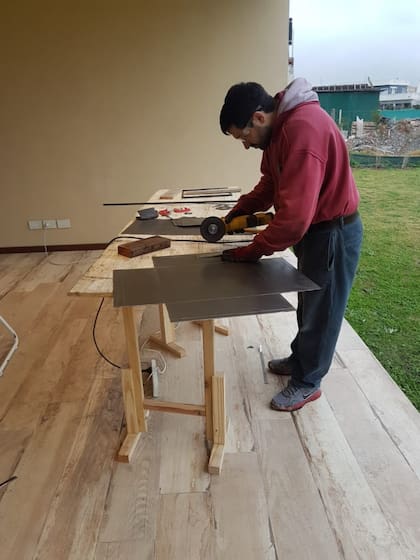 Fernando Romero creó un invento cansado de que las pizzas le salieran mal