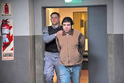 Fernando Sabag Montiel es trasladado a la sala donde se lleva adelante el juicio por el atentado contra Cristina Kirchner