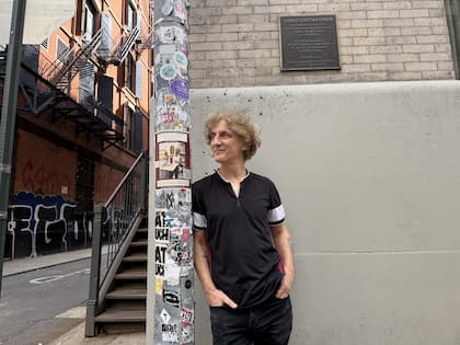 Fernando Samalea en la Esquina Charly García (Charly García Corner), de Nueva York
