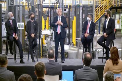 Fernando Sanchis (CCU), el gobernador de la provincia de Buenos Aires, Axel Kicillof, el presidente, Alberto Fernández, Patricio Jottar y el intendente de Luján, Leonardo Boto, encabezaron el acto en la planta de Luján de CCU