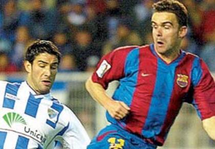Overmars en acción, con la camiseta de Barcelona