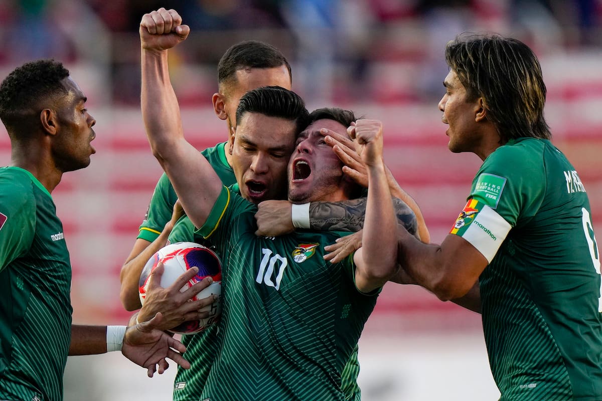 Fernando Saucedo celebra su golazo, que le dio el empate a Bolivia ante Colombia en La Paz