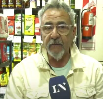 Fernando Savore en su negocio charlando con LN+