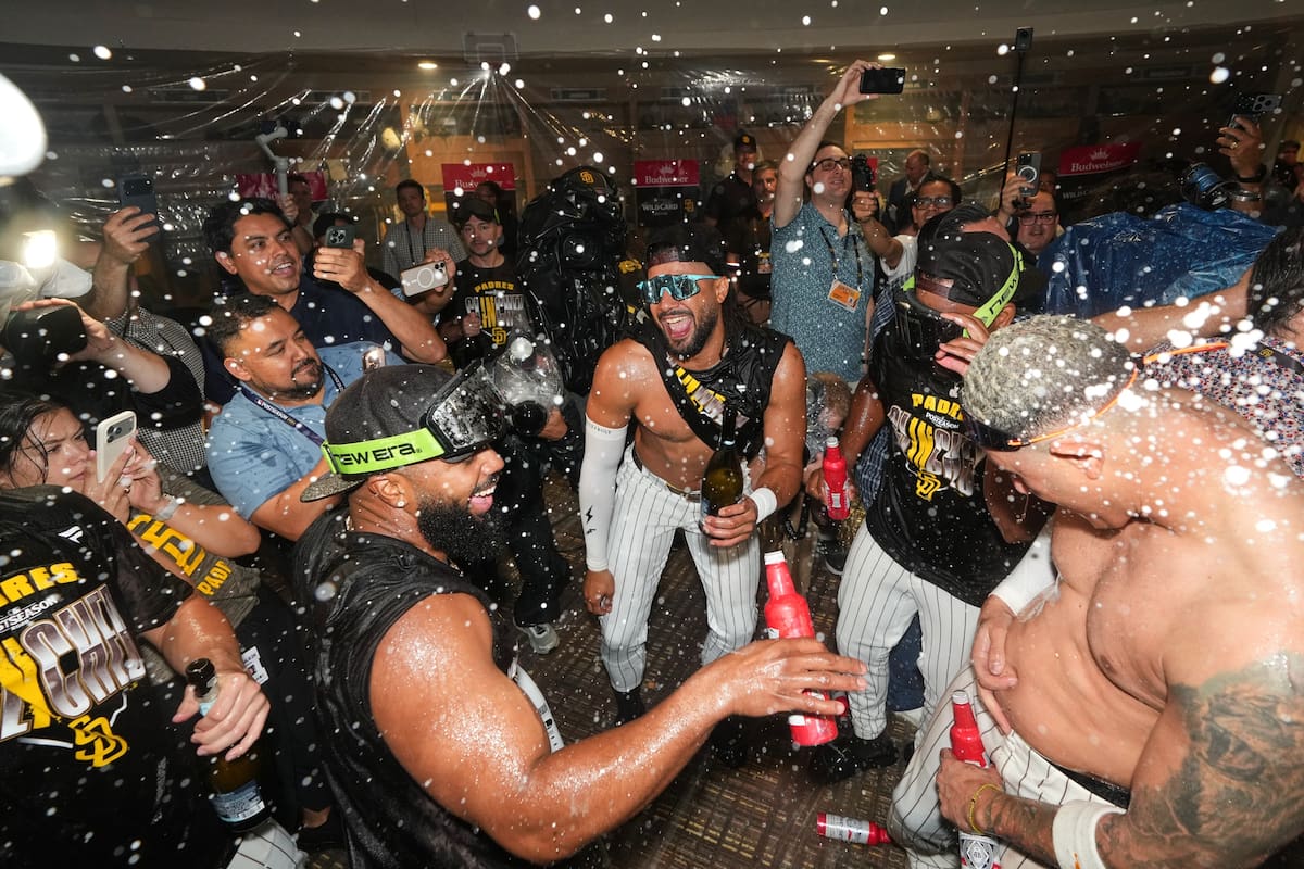 Fernando Tatis Jr. de los Padres de San Diego celebra con sus compañeros tras ganar la serie de como