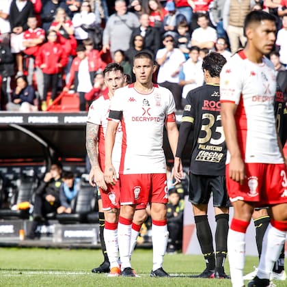 Fernando Tobio, el capitán de Huracán, en una acción del partido ante Defensa y Justicia, con la camiseta con el rostro de Menotti en el centro