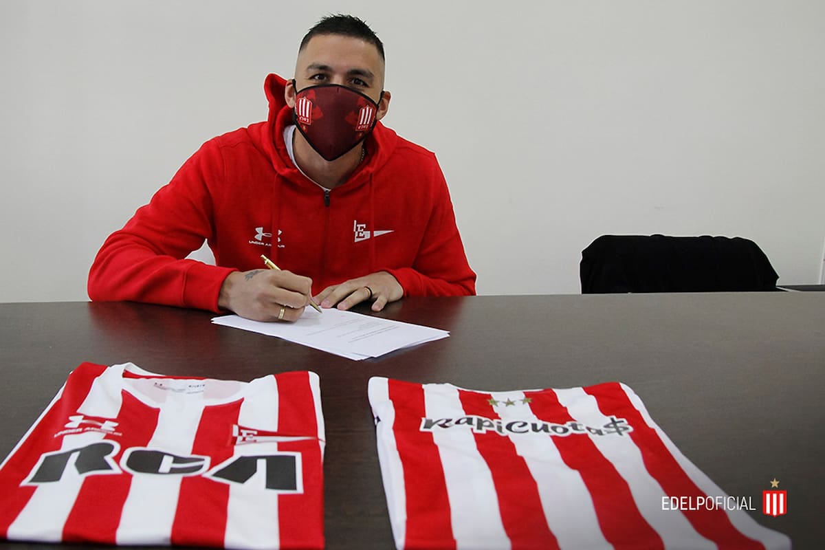 Fernando Tobio firmando para Estudiantes.