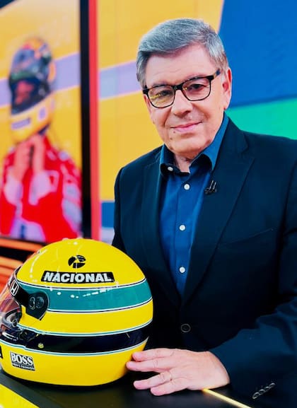 Fernando Tornello con el tradicional casco de Ayrton Senna