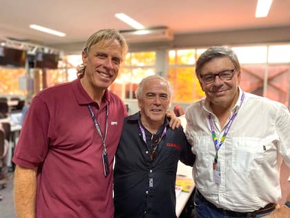 Fernando Tornello con Juan Fossaroli y con Wagner, un ex compañero con el que compartió varias temporadas de transmisiones