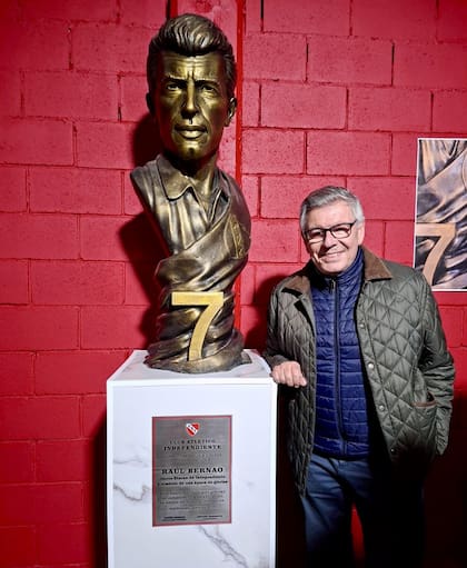 Fernando Tornello, fan del Rojo, en el homenaje a su ídolo futbolístico: Raúl Bernao
