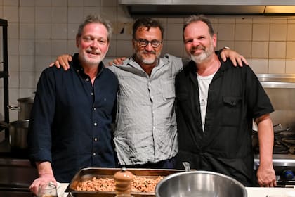Fernando Trocca acompañado por los chefs Frank Castronovo y Frank Falcinelli