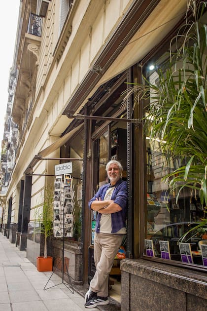 Fernando Vandamme, encargado del local de Asunto Impreso, los espera de lunes a viernes de 11 a 19.