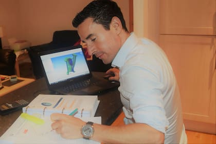Fernando Vicente tiene 42 años y es ingeniero mecánico recibido en la UTN. Actualmente trabaja en el Reino Unido para British Gas. Asegura que especializarse en una rama de la mecánica le sirvió para tener una buena salida laboral