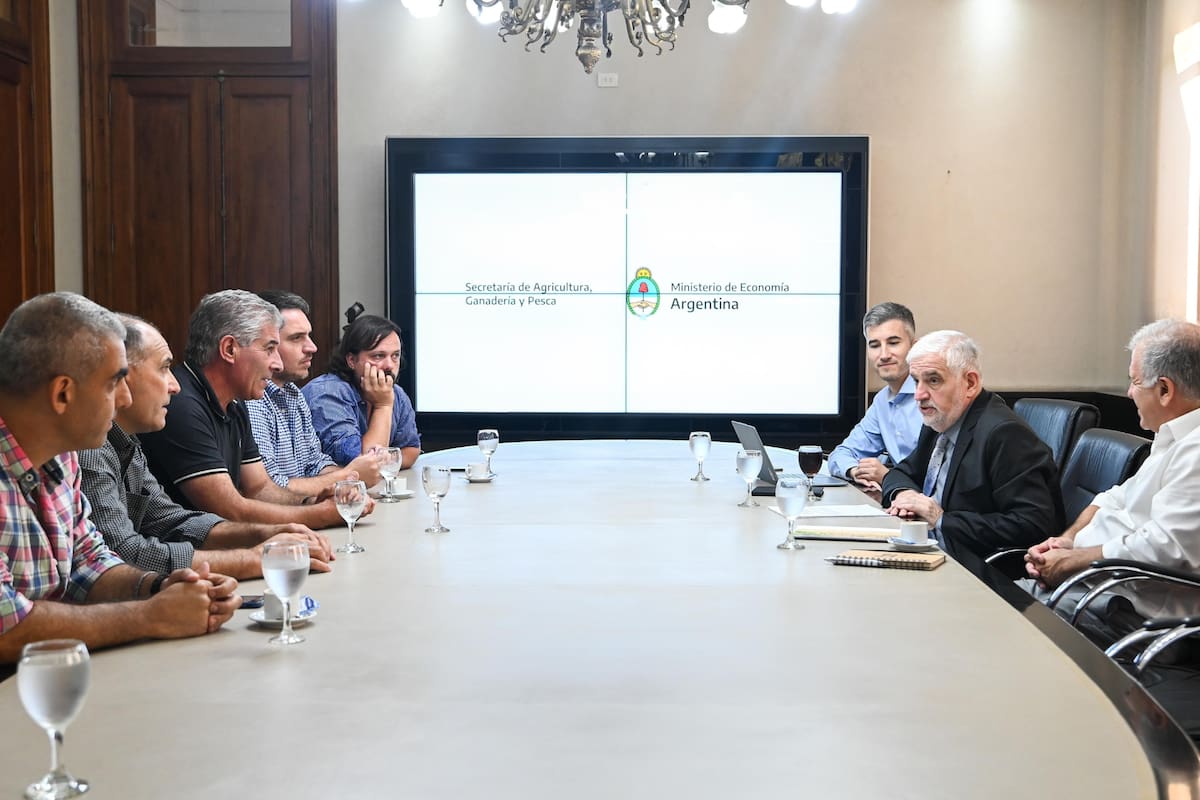 Fernando Vilella, secretario de Agricultura, le habla al grupo de productores