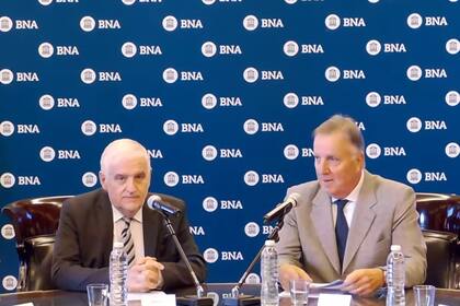 Fernando Vilella, secretario de Bioeconomía, y Daniel Tillard, presidente del Banco Nación