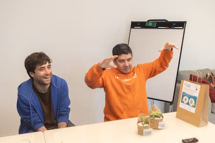 Fernando y Jorge imaginan cómo será independizarse y hasta cómo decorarán su casa