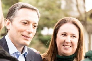 Pese a su enemistad con La Cámpora, Gray llevará el sello Fuerza Patria y su esposa competirá atada a la boleta de Magario