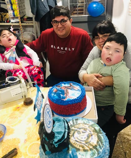 Fernando y Natalia con dos de sus hijos, Alma y Milo