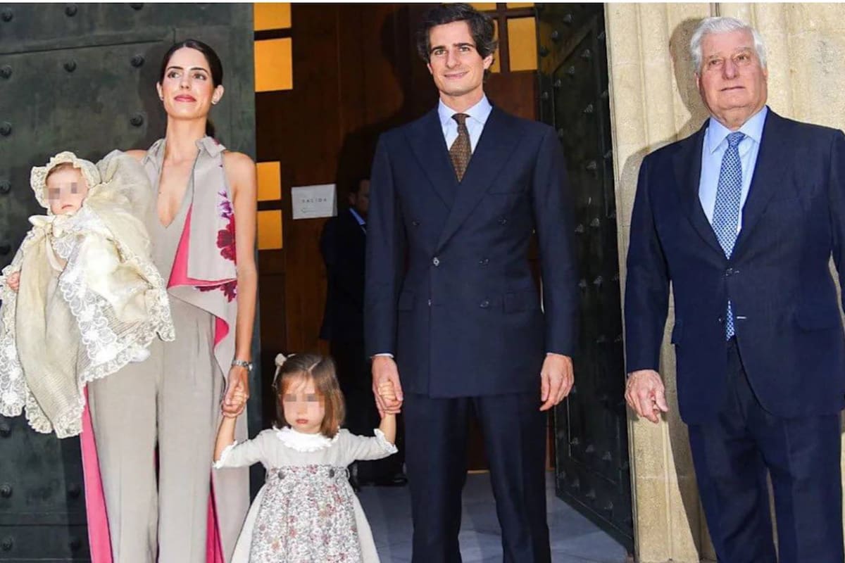 Fernando y Sofía, los duques de Huéscar, aquí junto al duque de Alba, bautizaron el sábado a su hija menor, Sofía