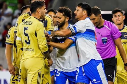 Fernando Zampedri contra Leandro Paredes en el duelo ante Boca en Chile