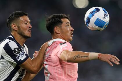 Fernando Zampedri, de Universidad Católica de Chile, y Ramiro González, de Talleres de Argentina, disputan un balón en un duelo de la Copa Libertadores, el miércoles 6 de abril de 2022  (AP Foto/Nicolás Aguilera)