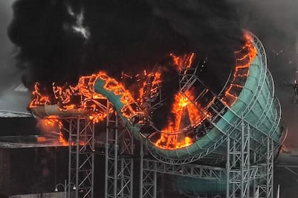 Feroz incendio en el parque de atracciones más grande de Suecia: toboganes en llamas, explosiones y varios heridos