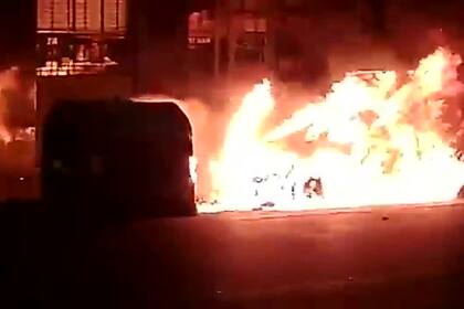 Feroz incendio en Palermo: un contenedor de basura se prendió fuego y destruyó tres autos 2