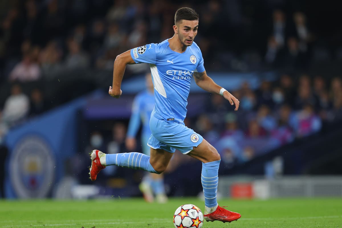 Ferrán Torres avanza con pelota en pie en un partido de Champions League ante RB Leipzig