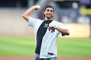 El héroe del Mundial Ferran Torres, de España, hace el primer lanzamiento en el Yankee Stadium