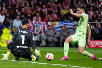 Ferrán Torres define con un toque sobre la salida de Musso y marca el gol de Barcelona