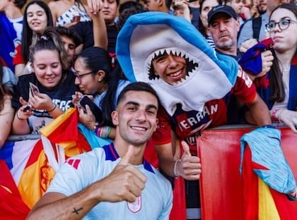 Ferran Torres, en 2024, durante un entrenamiento de la selección española, con un fanático suyo, del "Tiburón"