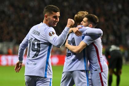 Ferrán Torres festeja su gol, que nació de una excelente combinación con De Jong; Barcelona mantiene su extenso invicto y se ilusiona con la semifinal de la Europa League