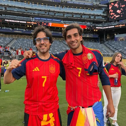Ferran Torres festejando el Mundial con José Ángel Caperán, el psicólogo deportivo que lo ayudó a salir de la oscuridad