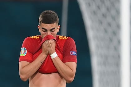 Ferrán Torres, mediocampista de Manchester City, no puede creer cómo se le escapó el triunfo a España en Sevilla; su seleccionado está en riesgo de no clasificarse para los octavos de final.