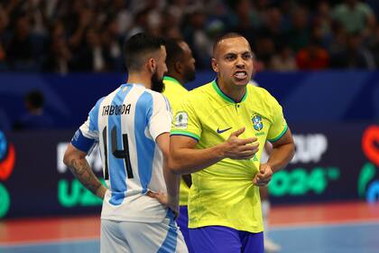 Ferrao festeja su gol en la final del Mundial de futsal de 2024 frente a Taborda; el brasileño había dado positivo en un control que le practicaron dos días antes