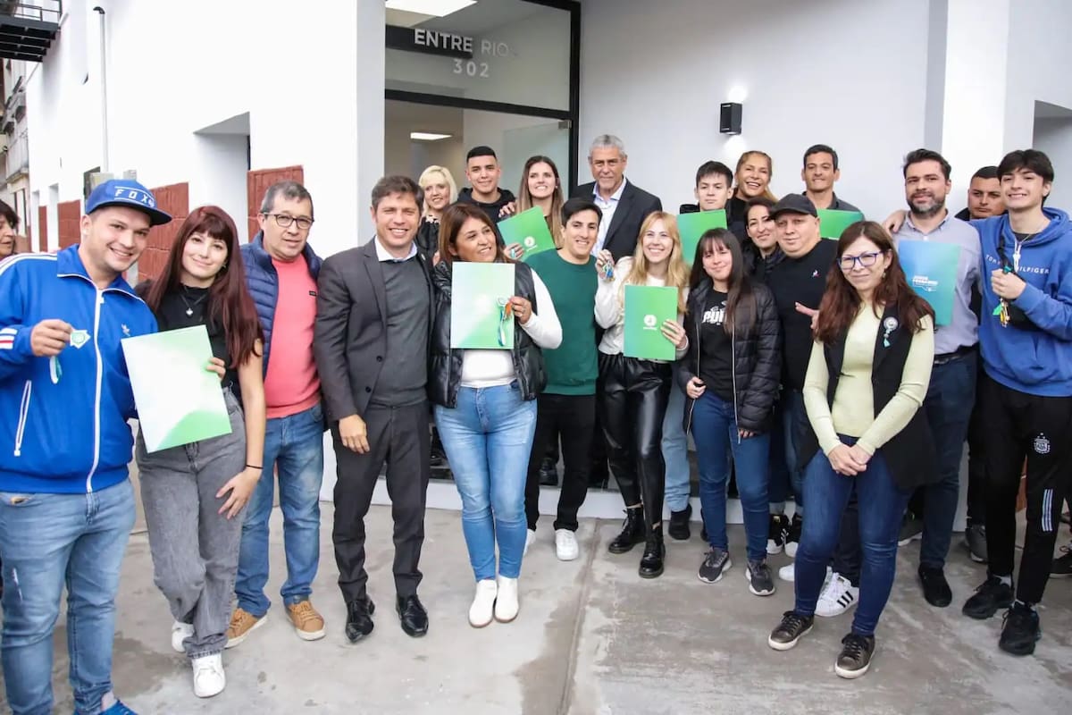 Ferraresi, Kicillof y Batakis, el 6 de mayo de 2024, al entregar las viviendas que tuvieron entre sus beneficiarios a un funcionario municipal