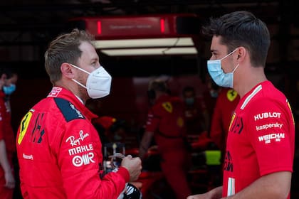 Sebastian Vettel y Charles Leclerc: los pilotos mantienen relaciones distintas con Ferrari, aunque los rendimientos del modelo SF1000 los conduce a desandar situaciones parecidas