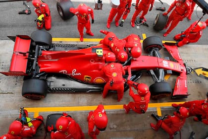 Los mecánicos de Ferrari intentan recuperar el anclaje de los cinturones de seguridad de Charles Leclerc, después que el monegasco se desatara cuando no se encendía el motor, tras realizar un trompo en la vuelta 37 del Gran Premio de España