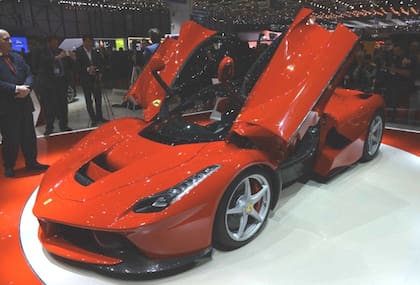 Ferrari LaFerrari de Cristiano Ronaldo, la unidad más cara de su garage, tuvo un precio de lanzamiento de 1.3 millones y se estima que ahora se elevó a tres millones de euros