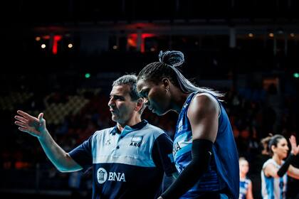 Ferraro instruye a Erika Mercado frente a Japón en el último Mundial de Países Bajos y Polonia, que para el seleccionado argentino femenino resultó histórico: fue el primero en que pasó a una segunda rueda.