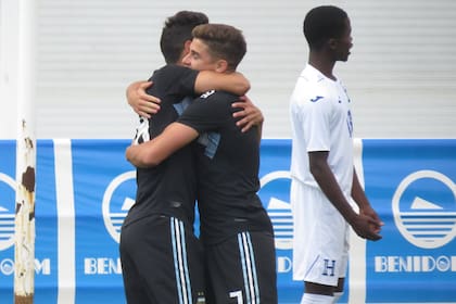Ferreira y Julián Álvarez se abrazan: los dos chicos de River marcaron goles en el triufo de la selección.