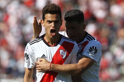 Ferreyra grita su golazo y le hace sombra a Moreira, que lo abraza.