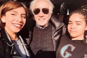 Ferriols junto a Noelia, su hija mayor, y Bettina, la más chica y quien lo denunció en la justicia