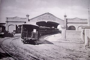Ferro Carril Oeste de Buenos Aires. La fecha de habilitación a los pasajeros, el 30 de agosto de 1857, se leía muy clara en la Estación del Parque.