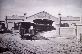 Donde hoy está el Teatro Colón funcionó la primera estación de trenes del país