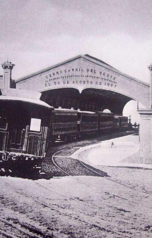 Ferro Carril Oeste de Buenos Aires. La fecha de habilitación a los pasajeros, el 30 de agosto de 1857, se leía muy clara en la Estación del Parque.