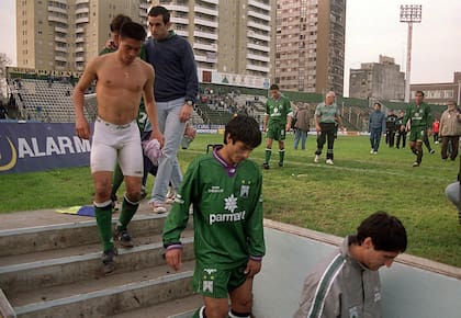 Ferro Carril Oeste y una imagen patente de su descenso en 2000