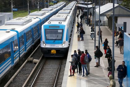 El Gobierno asegura que a partir de los cambios en el tendido eléctrico del tren Sarmiento mejoró el tiempo de viaje en cinco minutos diarios, pero los pasajeros manifestaron distintas opiniones al respecto